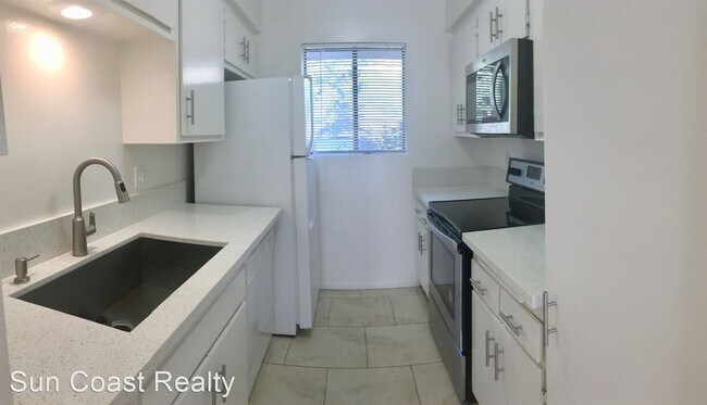 Building Photo - 2 br, 1.5 bath House - 858 Highlands Dr. #5