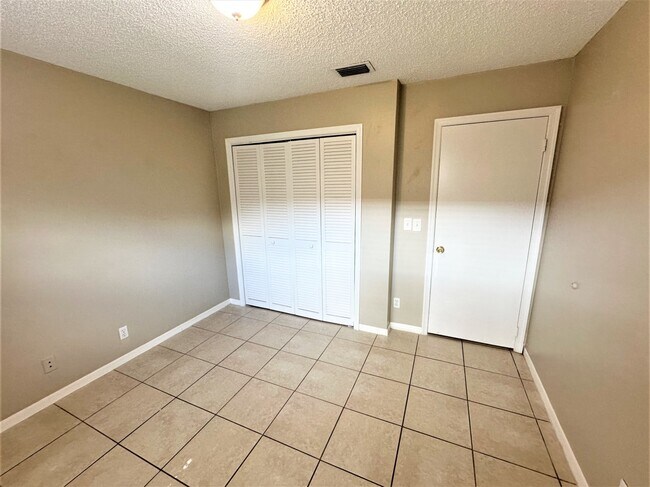 Building Photo - 5355 Fox Valley Trl