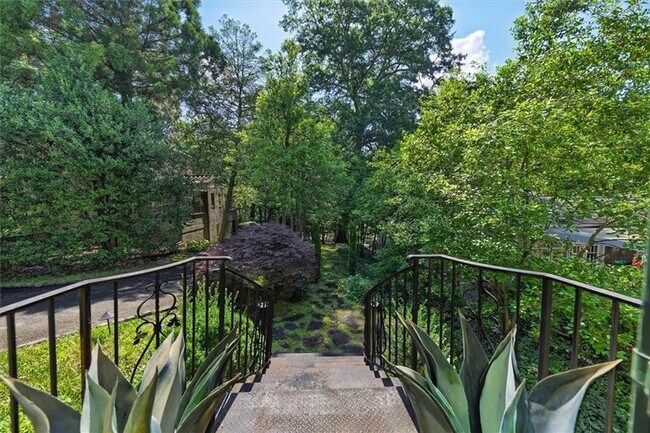 Foto del edificio - 2538 Parkside Dr NE