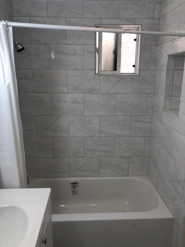Ducha - 1132 N Loma Vista Dr