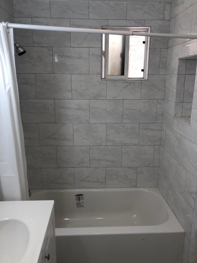 Shower - 1132 N Loma Vista Dr