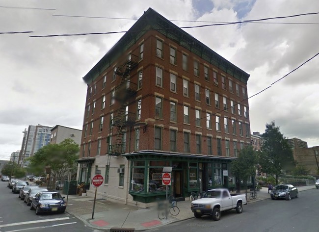 Primary Photo - 201 Warren St
