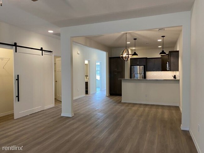 Building Photo - 2 br, 2 bath Apartment - 3049 W Cardinal St