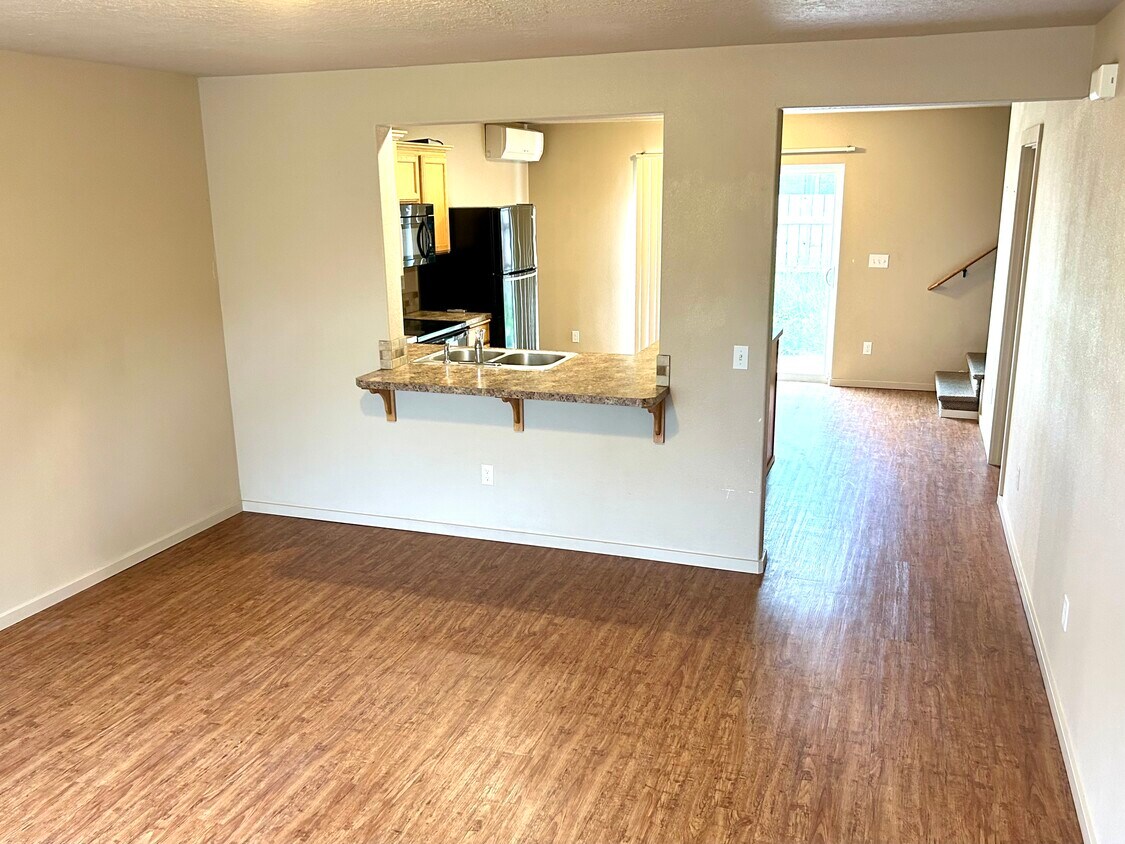 Living Room view to Kitchen - 595 Jackson St W