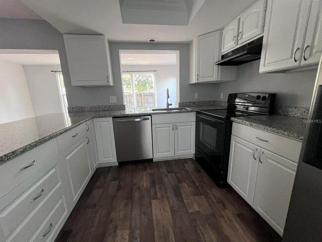 Building Photo - 2072 Los Lomas Dr