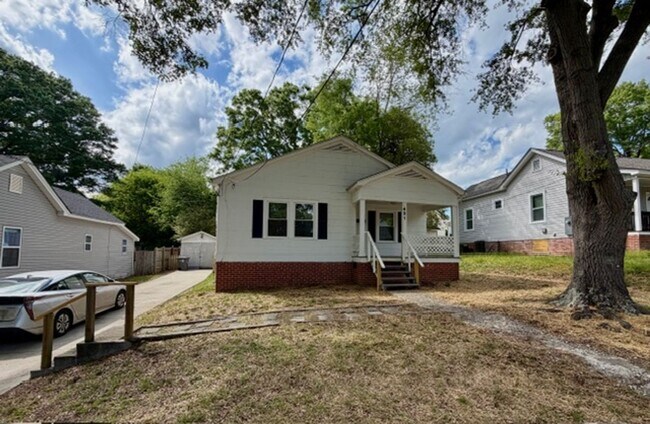 Foto del edificio - 1/2 MO/OFF SPECIAL - 3 bed/1 bath Fenced yard - Storage/Garage
