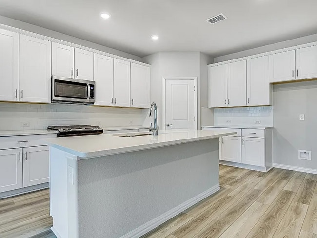 Building Photo - 3416 Kingsview Dr