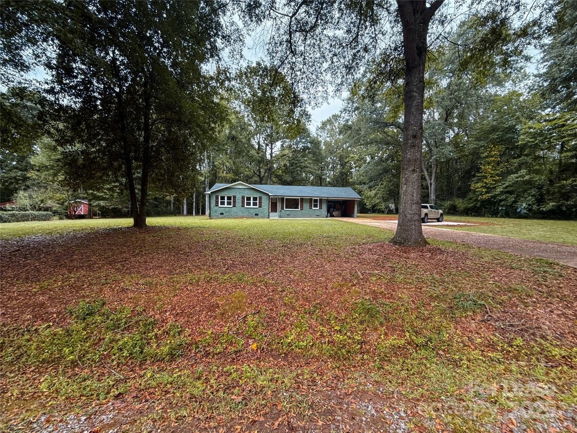 Building Photo - 1895 Forest Lake Dr