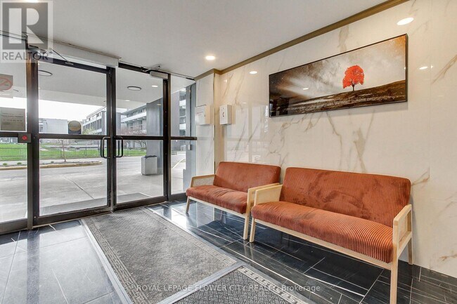 Building Photo - 10 Sunny Glenway