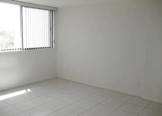 Building Photo - 2715 Tigertail Ave