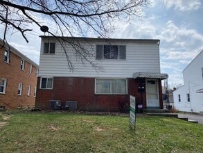 Building Photo - 1726-1726 Tanglewood Dr