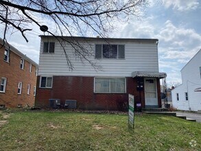 Building Photo - 1726-1726 Tanglewood Dr