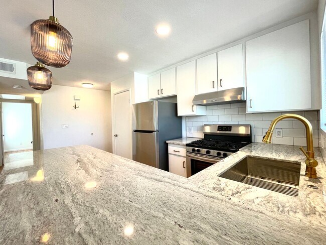 Foto del edificio - Stunning and Newly Remodeled Apartment Home