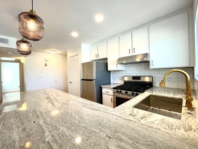 Building Photo - Stunning and Newly Remodeled Apartment Home