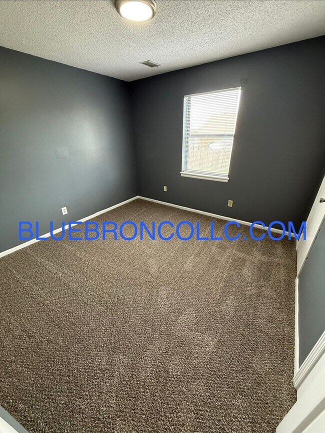 Foto del edificio - New carpet and Fresh paint in this wonderful townhome.