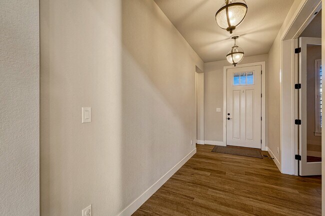 Foto del edificio - $3,995 - Luxurious 5-Bed, 5.5-Bath Home Al...