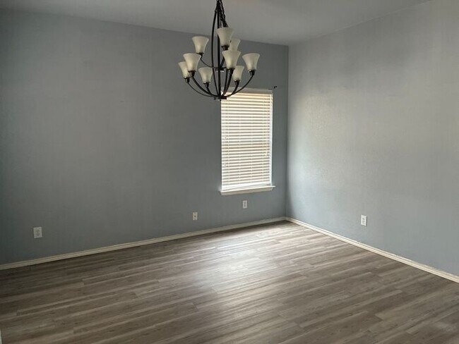 Foto del edificio - 5BR/4BA w/ Fenced Yard + Covered Parking in Schertz, TX
