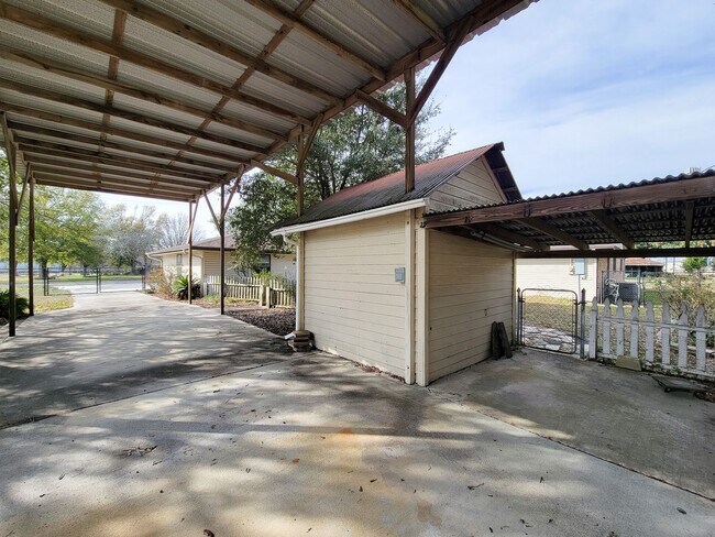 Building Photo - This spacious 4-bedroom, 2-bathroom lease home in Baytown, Texas, offers the perfect blend of com...