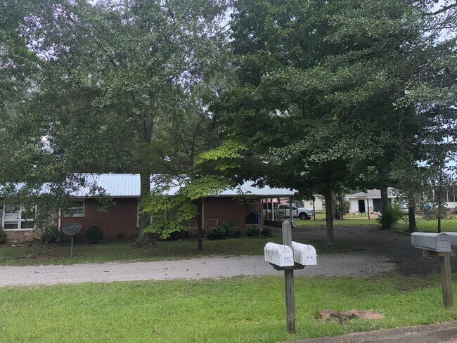 Foto del edificio - 551 Glade Rd E