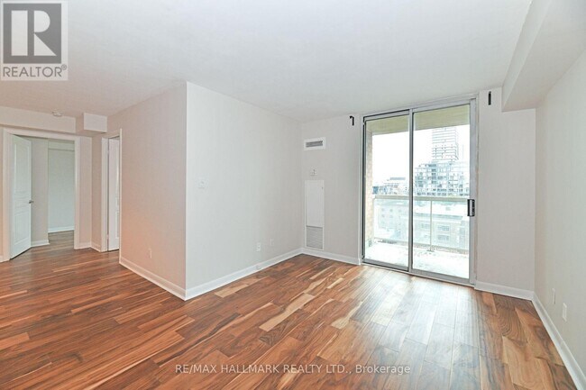 Photo du bâtiment - 323 Richmond St E