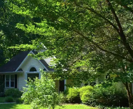 Building Photo - Charming 3 Bedroom 2 bathroom home with la...