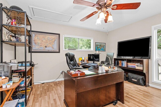 Foto del edificio - 628 Bullfrog Ln