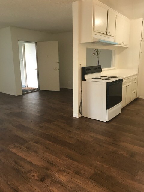 Building Photo - 7900 Reseda Blvd