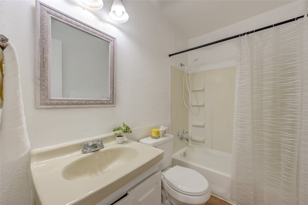 Building Photo - 2205 Kingsdale Dr