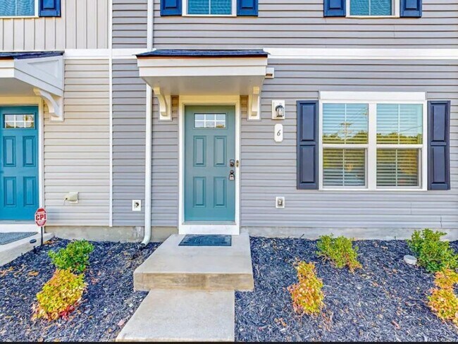 Building Photo - 3 Bedroom Townhome in Greer