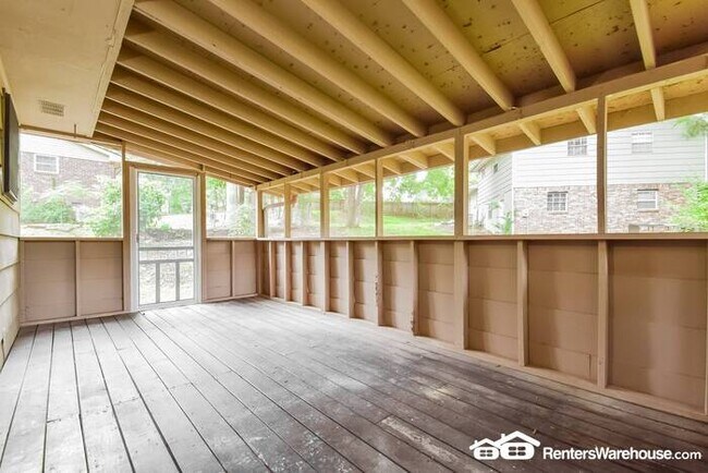 Building Photo - Split level home on large corner lot in a ...