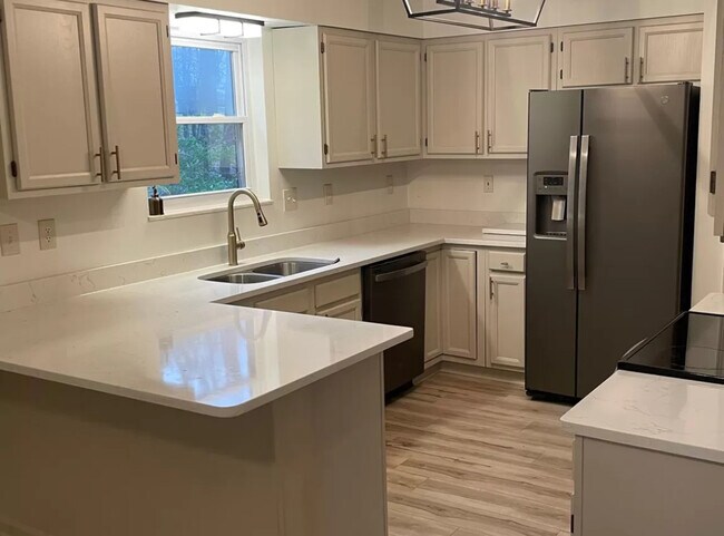 Building Photo - 505 Pine Ridge Dr
