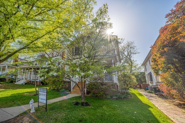 Building Photo - Spacious house right in the Lyon Park neig...