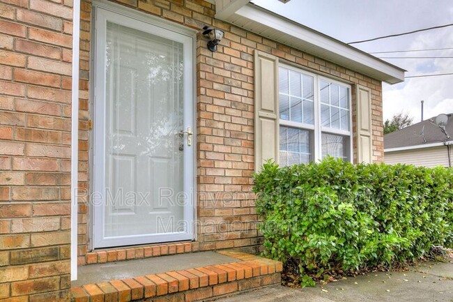 Building Photo - 2816 Bennington Dr