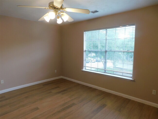 Foto del edificio - 2710 Grants Lake Blvd