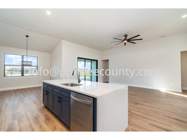 Foto del edificio - Brand new 4 bedroom 2 bath 3 car garage po...