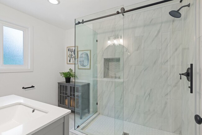 Building Photo - Rare Edmonds Bowl Retreat | Park-Like Yard & Updated Spacious Home