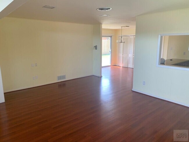 Building Photo - 202 Tuna St