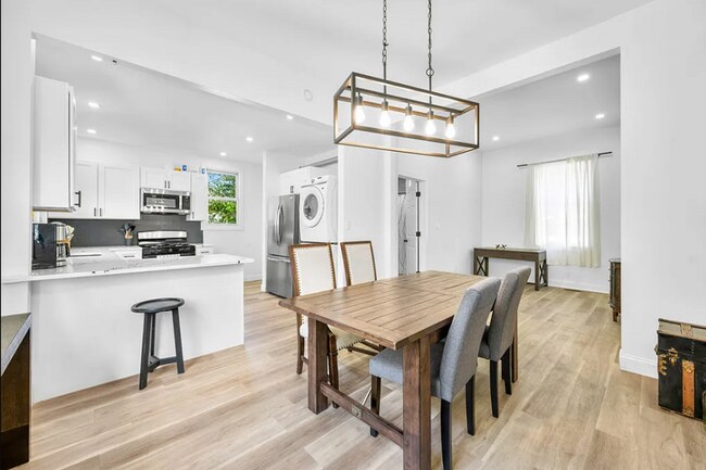 Building Photo - 906 Villa Ave