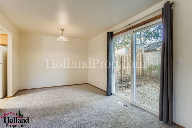 Building Photo - Charming 3-Bedroom Duplex in a Prime Location!