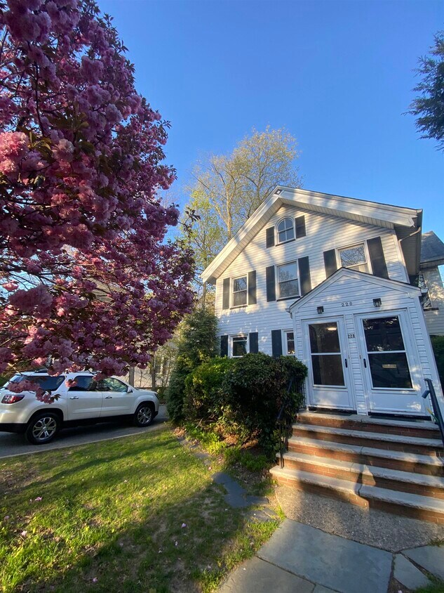 Primary Photo - 228 Tenafly Rd