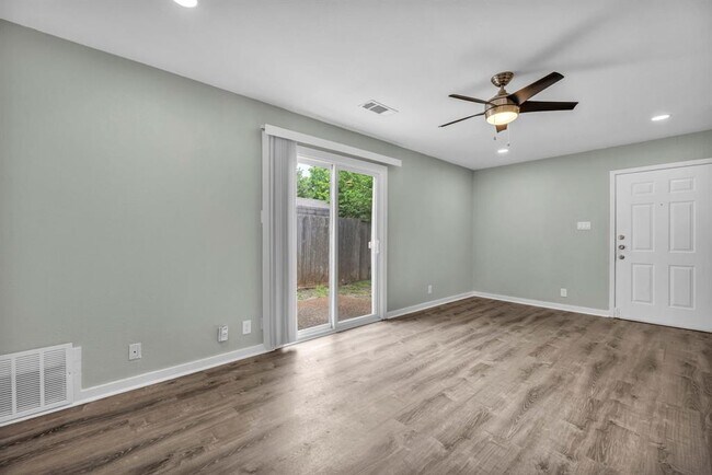 Foto del edificio - 2808 Skyway Cir