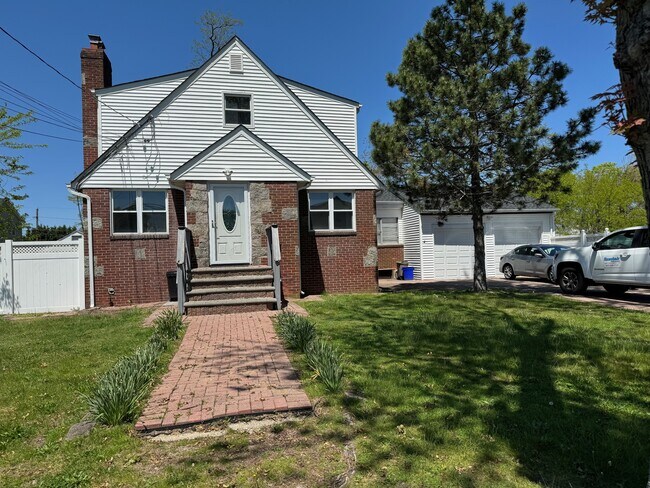 Building Photo - 834 5th St