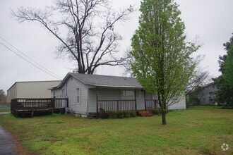 Building Photo - 501 N Pecan St