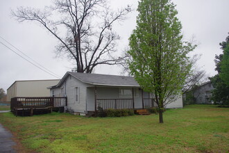 Building Photo - 501 N Pecan St