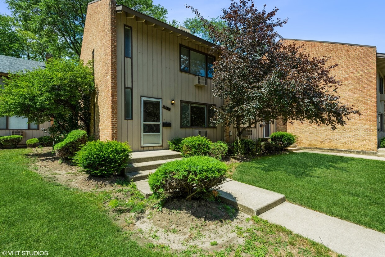 738 Concord Ln Unit 752, Barrington, IL 60010 Room for Rent in
