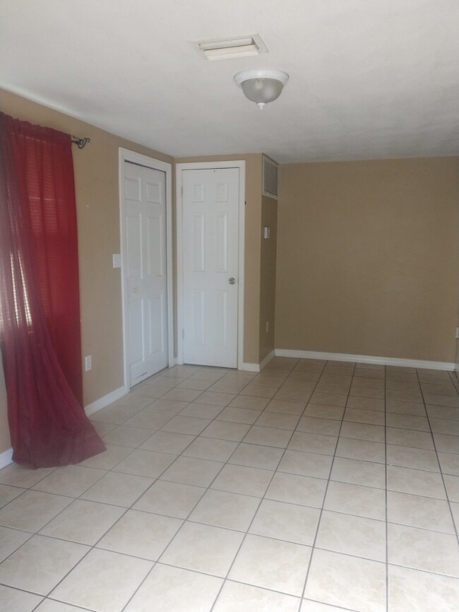 Foto del edificio - "Charming 2-Bed/1 Bath on Hacienda Way"