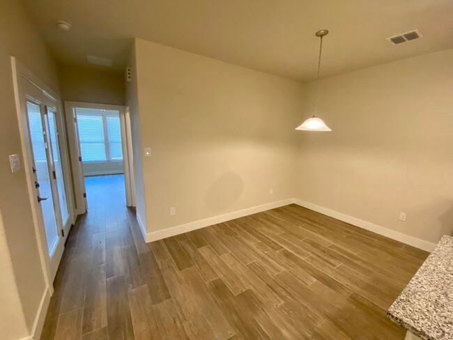 Foto del edificio - 3 Bed 2 Bath Townhome ~ Conveniently locat...