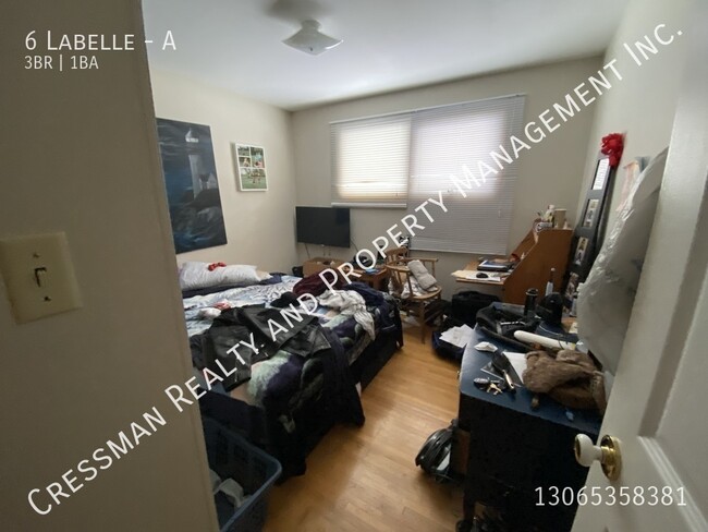 Building Photo - 3 Bed, 1 bath upper level townhouse W/ Gar...