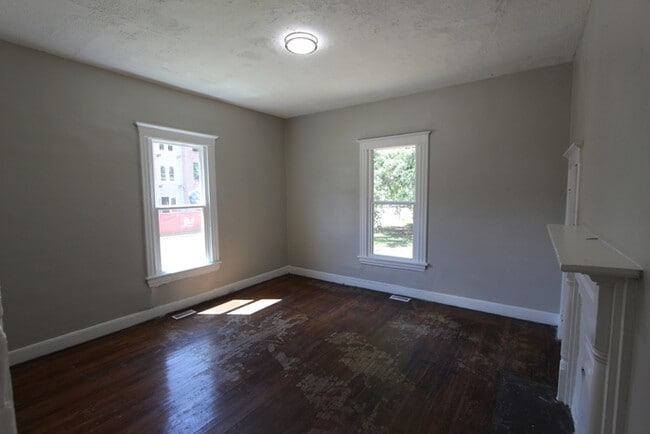 Foto del edificio - 215 Stewart Ave