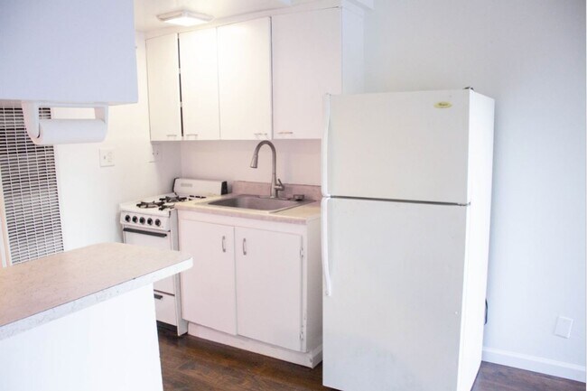 Building Photo - 423 W 21st St